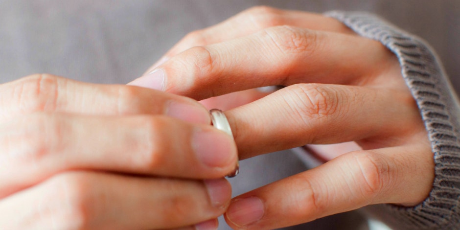 Which finger do you wear a promise ring deals on